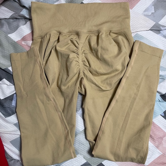 Curves and combatboots scrunch butt leggings - Picture 2 of 3